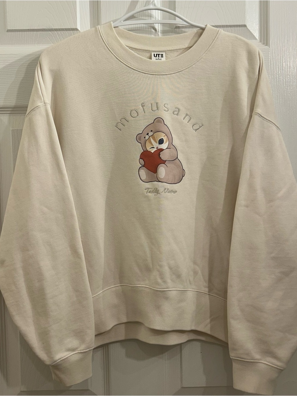 Uniqlo UT cream bear graphic sweatshirt cozy oversized pullover